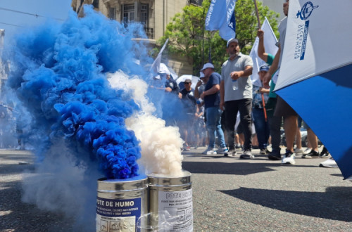 Potes de fumo na manifestação contra a reforma laboral em Buenos Aires