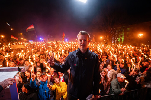 Peter Magyar num comício de campanha em Nagykanizsa