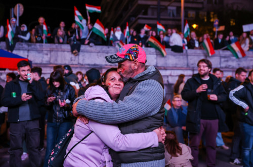 Apoiantes de Magyar festejam na noite eeitoral em Budapeste.