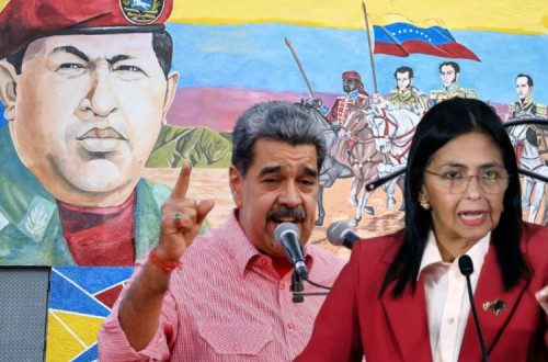 Chávez, Maduro e Delcy com Bolívar em fundo