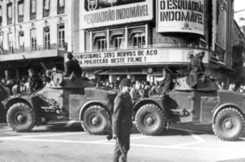 Veículos militares nos Reatauradores, Lisboa, no dia 25 de Abril. Foto Centro de Documentação 25 de Abril