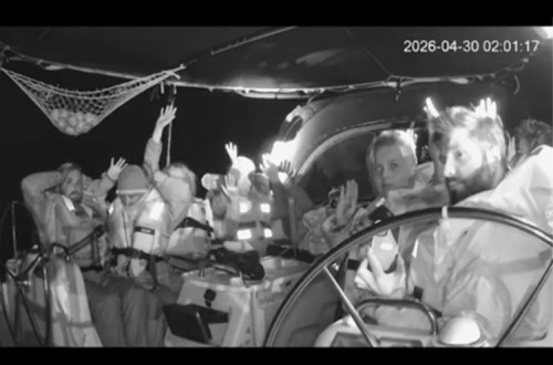 Momento em qu eum dos barcos da flotilha é abordado por militares israelitas no Mediterrâneo