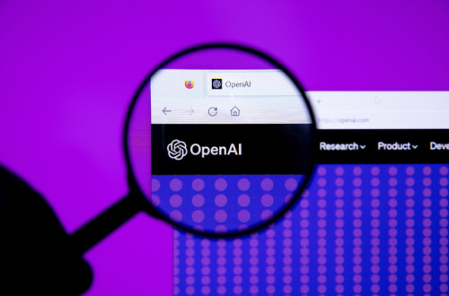 Lupa com logo da OpenAI
