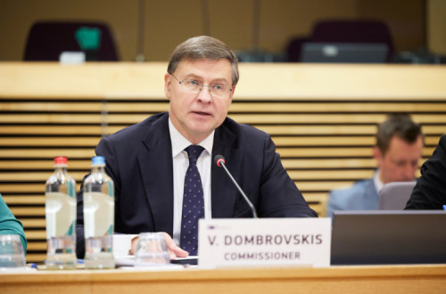Comissário Valdis Dombrovskis. 