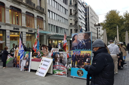 Grupo de iranianos pró-Pahlavi manifesta-se em Genebra com bandeiras de Israel e cartazes onde se lê “Make Iran Great Again”.