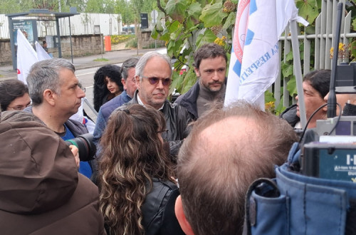 José Manuel Pureza na concentração das trabalhadoras da limpeza industrial da Lucena & Lucena em frente à ESE do Porto. 