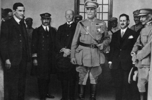 Membros do 1º governo da ditadura. Da esquerda para a direita: António Oliveira Salazar, José Mendes Cabeçadas, Jorge Mendes dos Remédios, Manuel Gomes da Costa, Manuel Rodrigues Júnior é Óscar Fragoso Carmona. Foto publicada na página Memorial aos Presos e Perseguidos Políticos -
