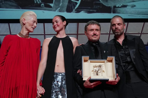 Tilda Swinton (fez a entrega do prémio) com a atriz norueguesa Renate Reinsve, o realizador Cristian Mungiu e o ator estadunidense Sebastian Stan.