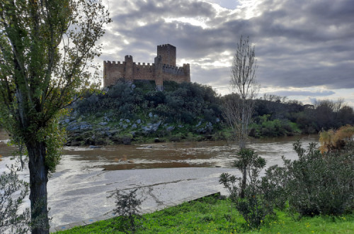 Rio Tejo com castelo de Almourol em fundo