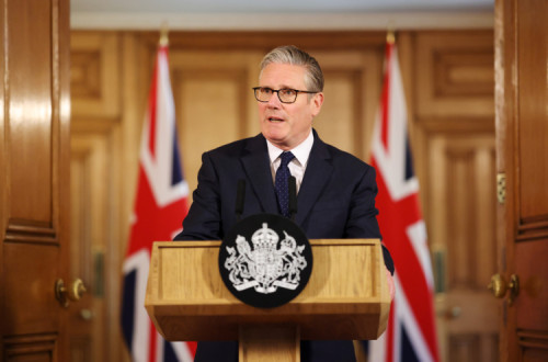 Primeiro-ministro britânico Keir Starmer em conferência de imprensa na sequência do esfaqueamento de dois homens judeus em Golders Green, no norte de Londres.