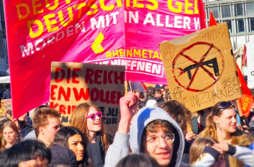 Manifestação estudantil antimilitarista em março em Berlim.