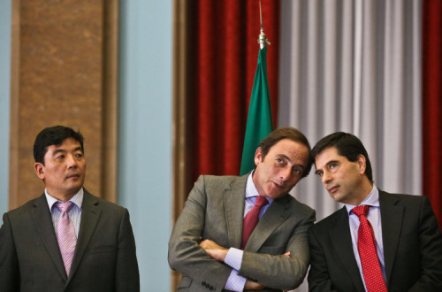 Paulo Portas, Vítor Gaspar e Cao Guangjing, presidente da CTG, vice-governador de Hubei e ex-suplente do Comité Central do Partido Comunista Chinês, na assinatura do acordo de venda.