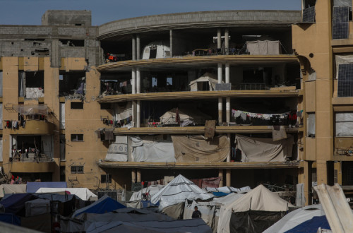 Após a destruição das instalações da Universidade Al Azhar, na cidade de Gaza, foram montadas tendas para famílias palestinianas deslocadas.