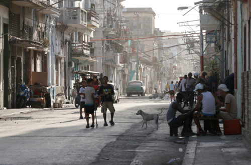 Crianças caminham por uma rua em Havana, Cuba,