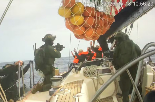Comando israelita aponta arma aos voluntários da flotilha humanitária durante o assalto ilegal