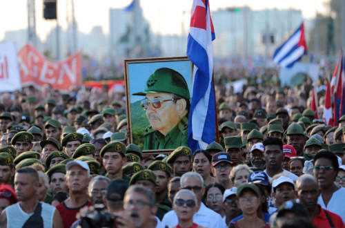 Dezenas de milhares de pessoas participaram na "Tribuna Anti-imperialista" de 22 de maio em Havana para mostrar solidariedade com Raul Castro.