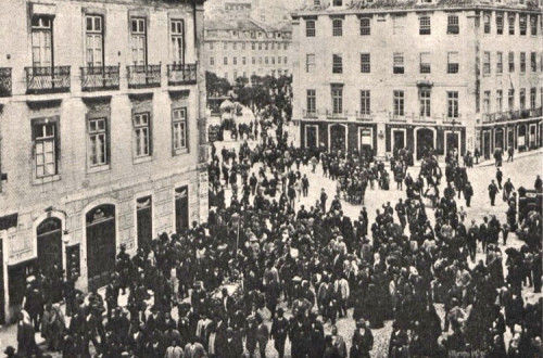 Multidão durante as comemorações do dia 1º de Maio de 1897 no antigo Largo de Camões actual D. João da Câmara no Rossio em Lisboa. Foto do blogue "Histórias com História".