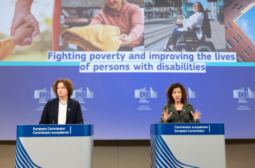 A porta-viz da Comissão Europeia Eva Hrncirova e a comissária Roxana Mînzatu, com a pasta dos direitos sociais e qualificações, na apresentação da estratégia europeia anti-pobreza