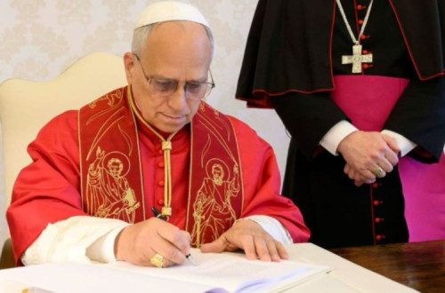 Papa Leão XIV assina a primeira encíclica do seu papado.