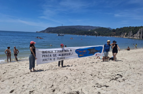 Bloco de Esquerda/Setúbal esteve na praia de Albarquel este domingo para denunciar a tentativa de privatização desta e outras praias próximas.