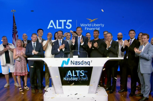 Donald Trump Jr e Eric Trum na abertura da bolsa em 2025.