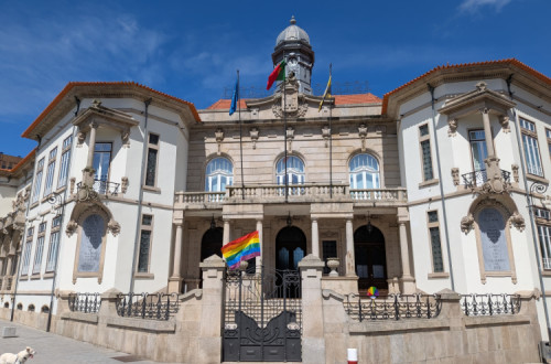 Bloco deixou um "cravo LGBTQIA+" e uma bandeira arco-iris à entrada da Câmara de Gaia.