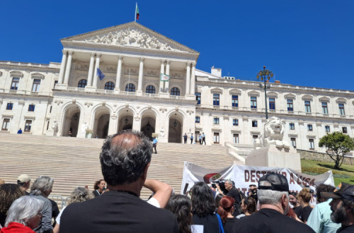 Concentração de trabahadores da Lusa em frente ao Parlamento