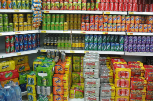 prateleira de supermercado com refrigerantes
