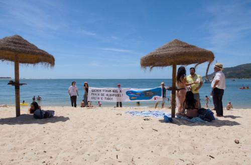 Ação do Bloco na praia de Albarquel