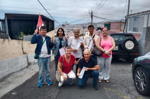 Militantes do Bloco/Madeira no Bairro de Santa Maria, no Funchal