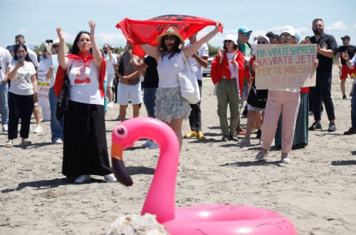Manifestantes entoam slogans na zona onde está previsto o projeto de um resort costeiro ligado a Jared Kushner, genro do presidente dos EUA Donald Trump, perto de Vlorë, na Albânia, a 6 de junho.