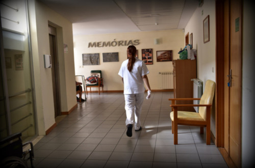 trabalhadora numa Estrutura Residencial para Pessoas Idosas