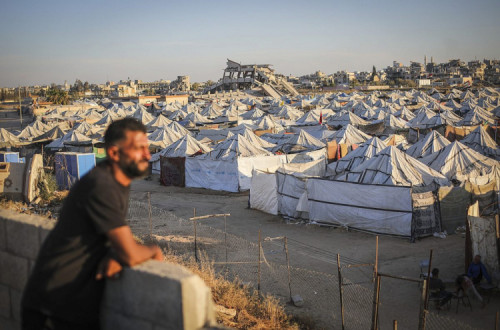 Palestinianos deslocados fotografados junto às suas tendas na cidade de Gaza, a 1 de junho de 2026.