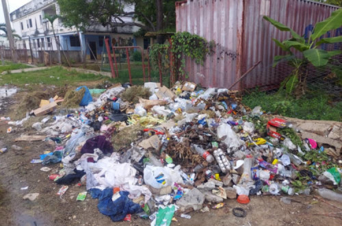 Lixo amontoado nas ruas de Matanzas, Cuba.