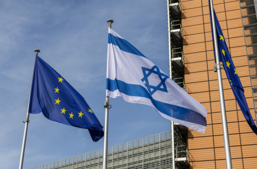 Bandeiras da UE e Israel em frente a edifício da UE em Bruxelas