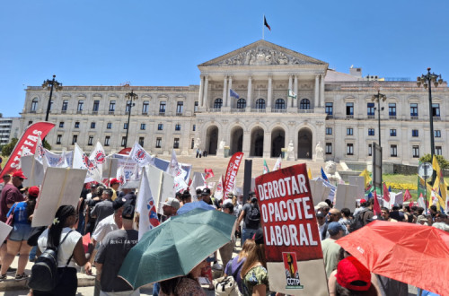 Concentração contra o pacote laboral em frente à Assembleia da República