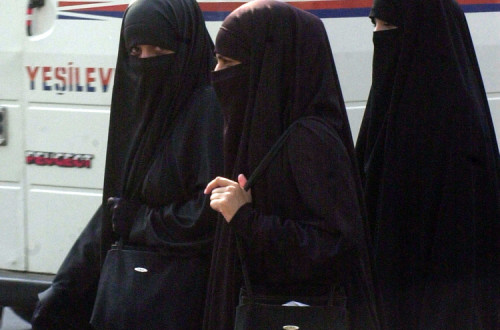 Dinamarca proíbe burqa e niqab