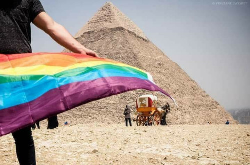 A homossexualidade não é explicitamente crime segundo a lei egípcia. No entanto, as autoridades detêm pessoas sob suspeita de homossexualidade de forma rotineira, e apresentam acusações de “depravidam”, “imoralidade” ou “blasfemia”. Foto via Facebook de Rainbow Egypt. 