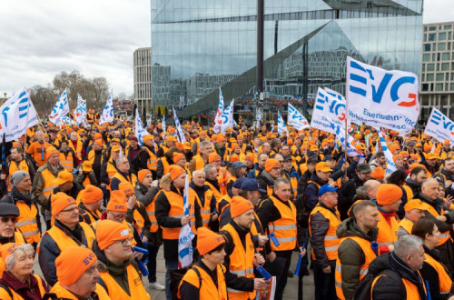 Trabalhadores ferroviários alemães em greve em março passado. Foto do EVG.
