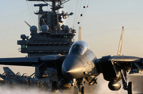 Caça F-14 dos EUA prepara-se para descolar de um porta-aviẽs. Foto de  MATEUS_27:24&25