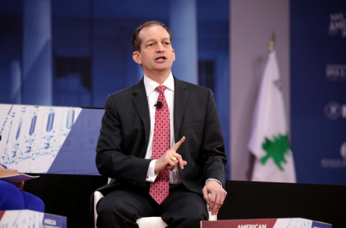 Alexander Acosta a falar numa conferência conservadora em 2018.