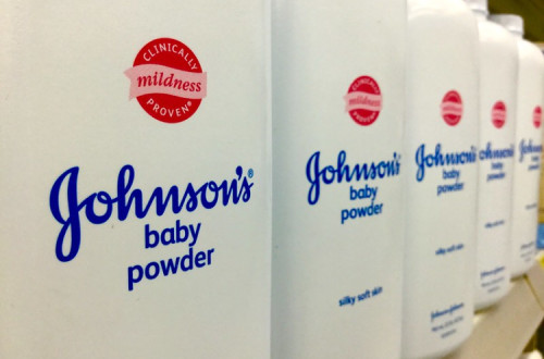Frascos de pó de talco para bebé da Johnson & Johnson. Foto de Mike Mozart/Flickr.