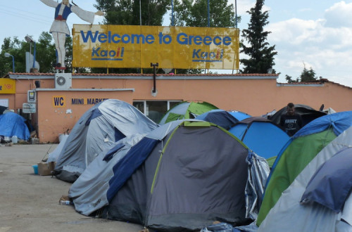 Hotel Hara, uma estação de serviço grega na fronteira com a Macedónia que foi transformada num campo de refugiados. Foto de Frantisek Trampota/Flickr.