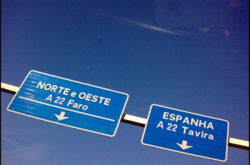 Com as portagens na A22 - Via Infante, até há organismos do Estado a proibir o uso das suas viaturas na antiga SCUT. Foto zone41/Flickr
