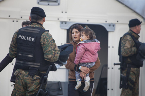 Mulher e criança migrantes, novembro de 2015. Foto de Steve Evans/Flickr.
