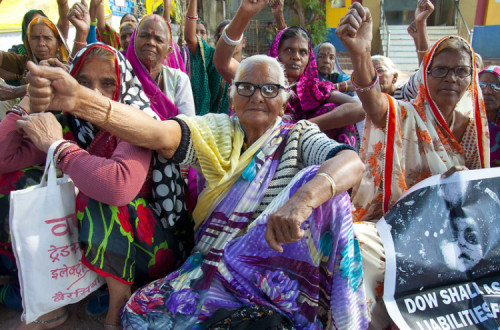Os sobreviventes e familiares de vítimas do acidente de Bhopal organizam anualmente uma manifestação para lembrar o evento. Foto de Colin Toogood/ Bhopal Medical Appeal/Flickr.