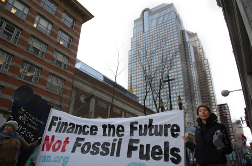 Cartaz contra o financiamente dos combustíveis fósseis em Calgary, 2008. Foto de Visible Hand/Flickr.