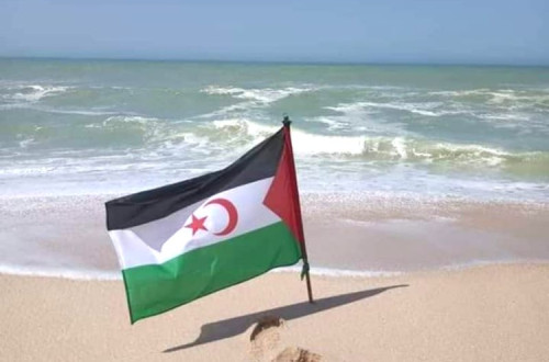 Bandeira do Sahara Ocidental na areia da praia