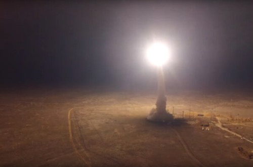 Lançamento de mísseis terra-terra a partir do Irão contra bases militares com presença norte-americana. Foto: agência noticiosa Mehr.