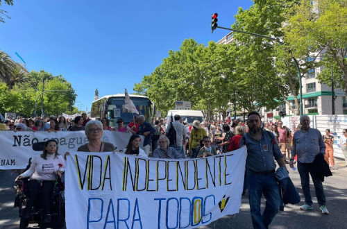 Faixa do Centro de Vida Independente no 25 de Abril de 2023. Foto do CVI/Facebook.